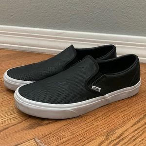 Off the wall Vans: 10.5 mens, 12 womans (US), 9.5 UK, 44 EUR. like newwore once